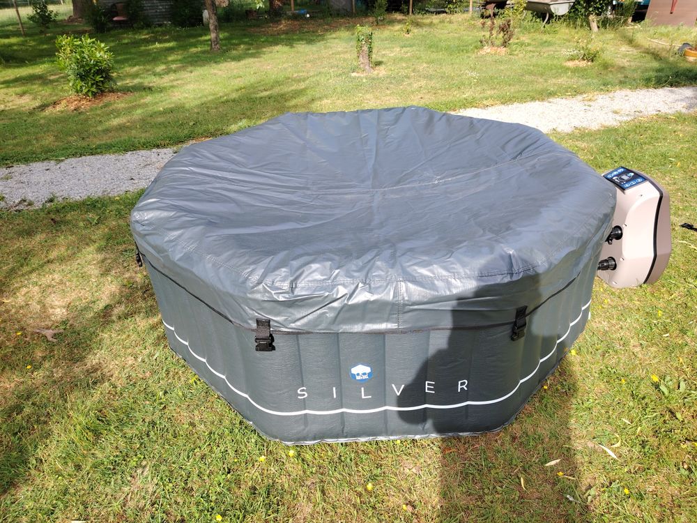 jacuzzi 6 personnes tr&egrave;s bonne &eacute;tat Sports