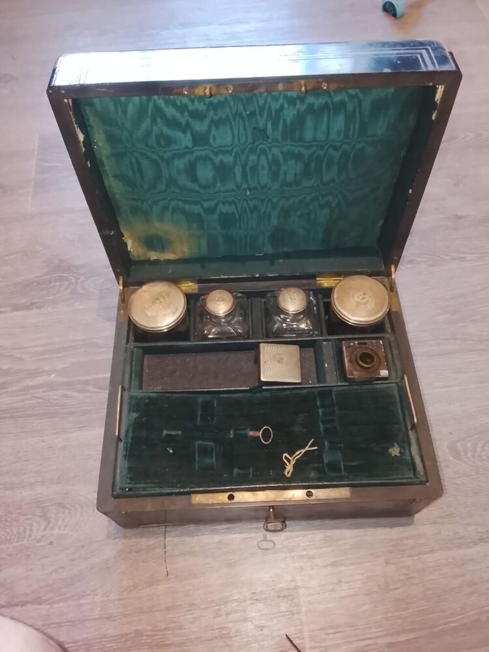 N&eacute;cessaire de toilette dans son coffret Epoque Napol&eacute;on III 