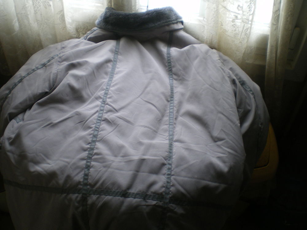 Parka gris avec col en imitation fourrure. Vêtements