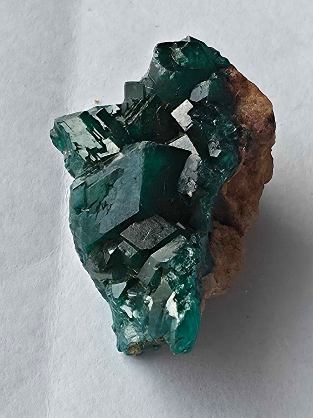 Sp&eacute;cimen de Dioptase v&eacute;ritable sur roche-Collection &amp; Lithoth&eacute;rapie 