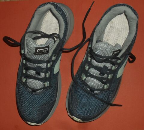 Chaussures de sport de la marque Kalenji T41 20 Montreuil (93)