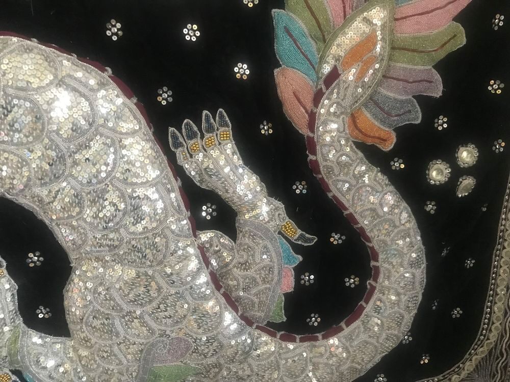 Grande tenture Kalaga Birmanie brod&eacute;e main perles Décoration