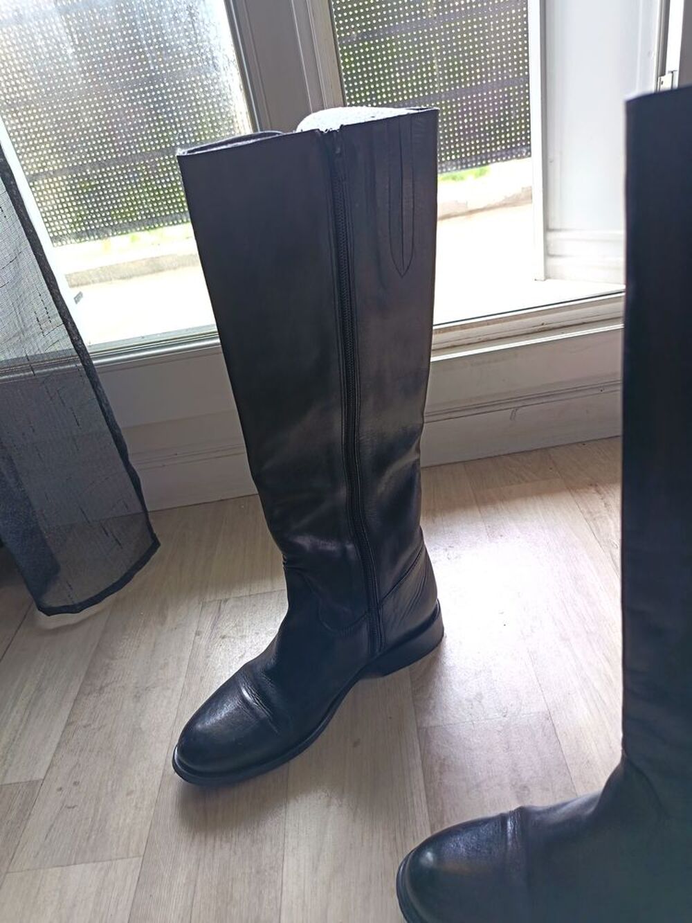 Botte longue noir et bottines blanche Chaussures