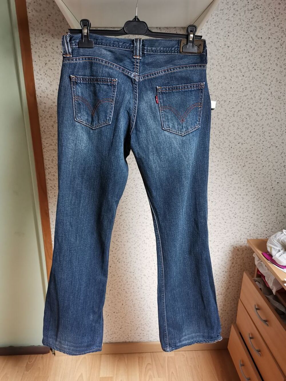 Jean l&eacute;vi's 247, brut d&eacute;lav&eacute;, 28X32, taille 38, peu port&eacute; Vêtements
