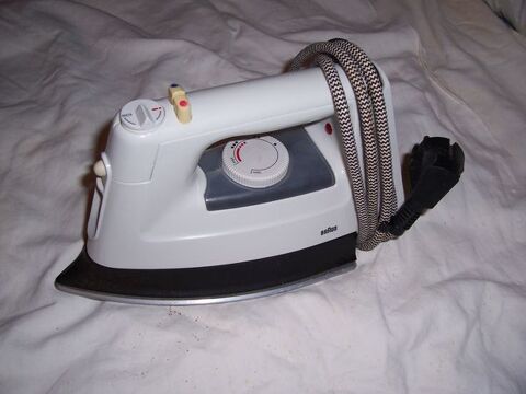 FER A REPASSER A VAPEUR BRAUN 10 Soullans (85)