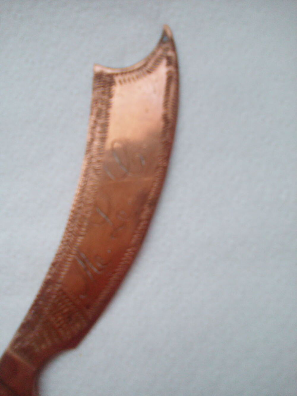 coupe papier vintage en cuivre cisel&eacute; datant guerre 14/18 