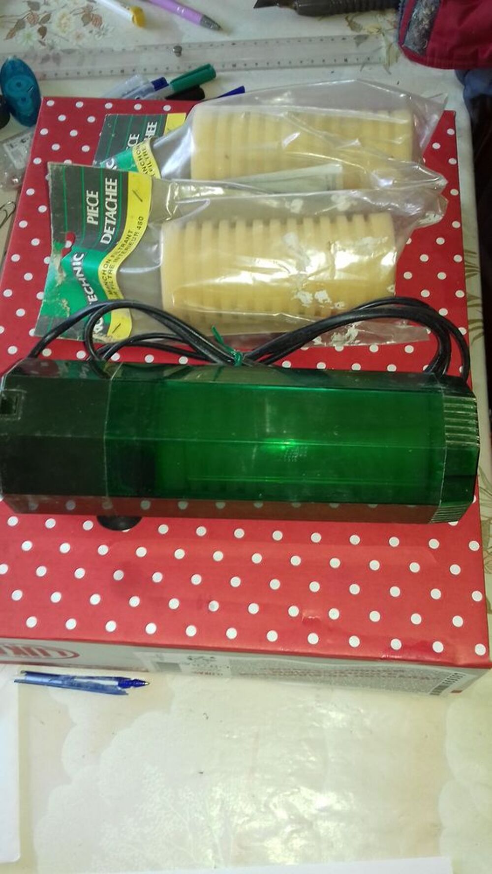   Filtre pour aquarium fourni avec 2 filtres neufs 