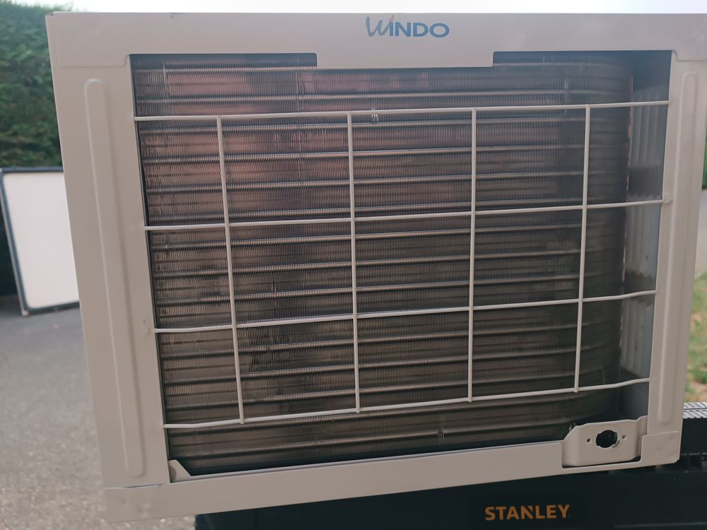 Climatiseur de fen&ecirc;tre blanc Electroménager