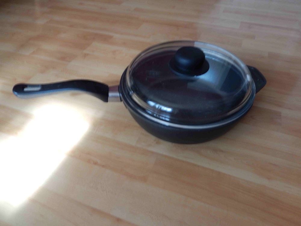 Lot de 2 po&ecirc;les et une sauteuse Electroménager