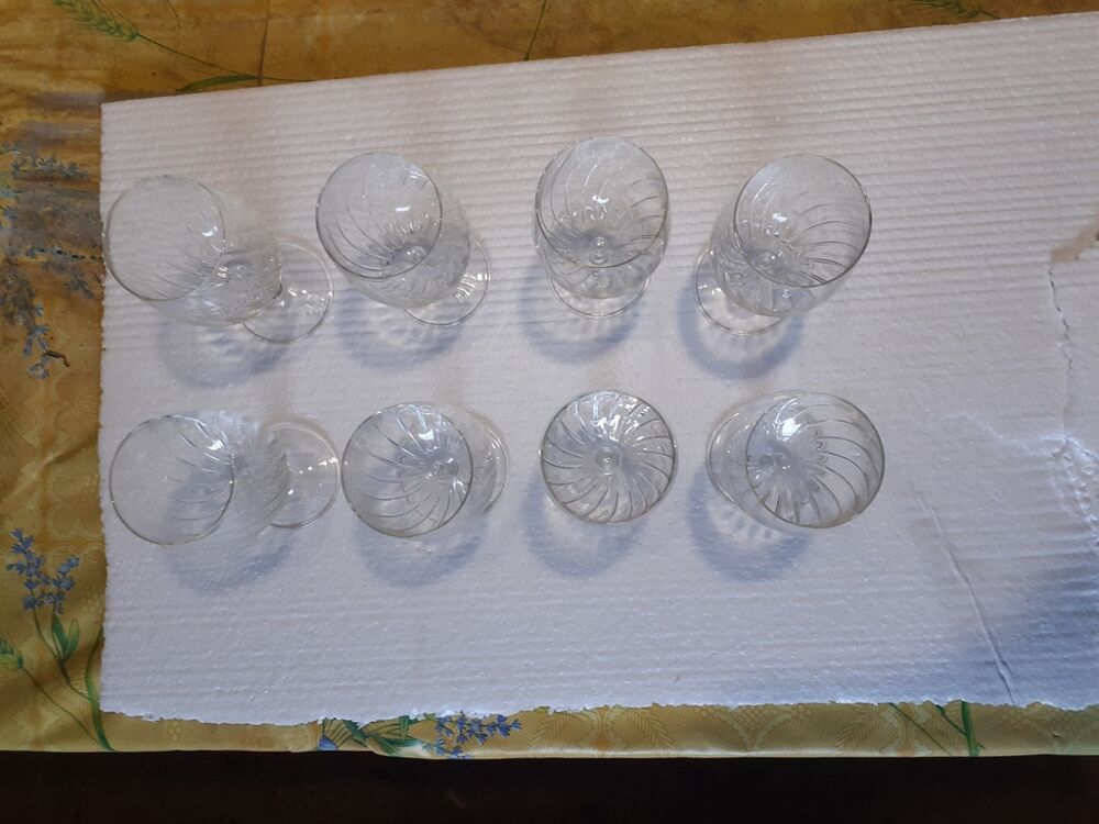 Lot de 9 verres &agrave; pied cisel&eacute;s transparents 