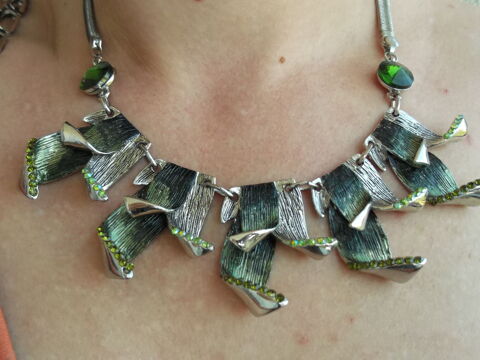 Collier fantaisie métal et pierres vertes 10 Vienne (38)