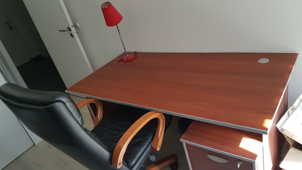 Ensemble de bureau comprenant 5 pi&egrave;ces. Meubles