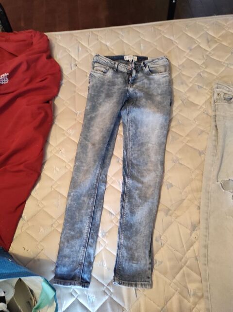 5€ deux jeans taille 34
5 Accolay (89)