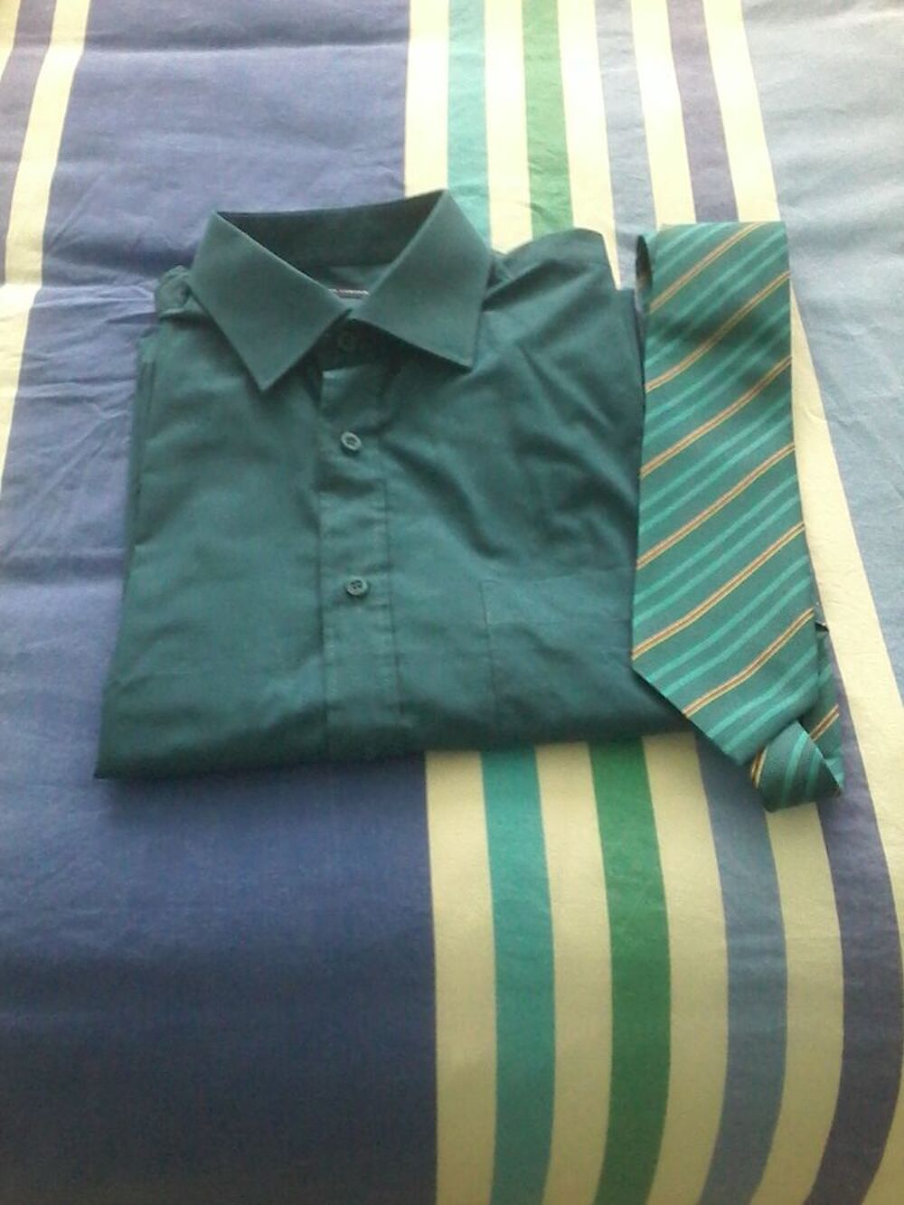 Chemise et la cravate de marque pour offrir Vtements