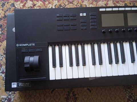 KOMPLETE     KONTROL  S49       
A  Vendre   jamais  Servi 450 Montman�on (21)