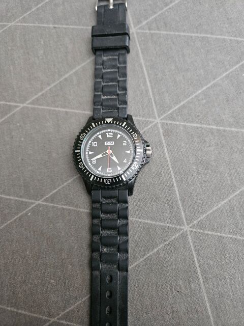  Montre ( DIM ) neuve+pile change rcemment 9 Villars (42)
