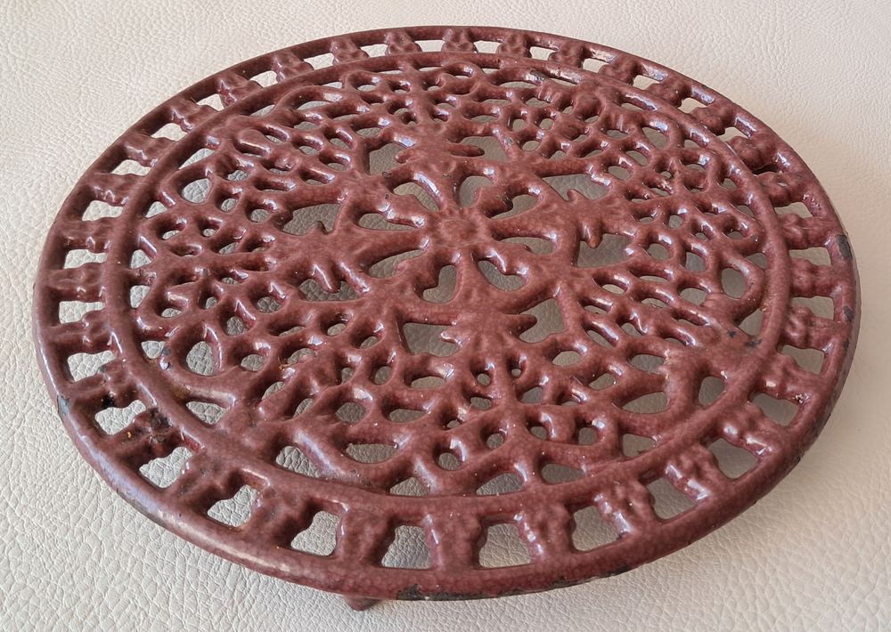 dessous de plat en fonte &agrave; formes g&eacute;om&eacute;triques bordeaux Cuisine