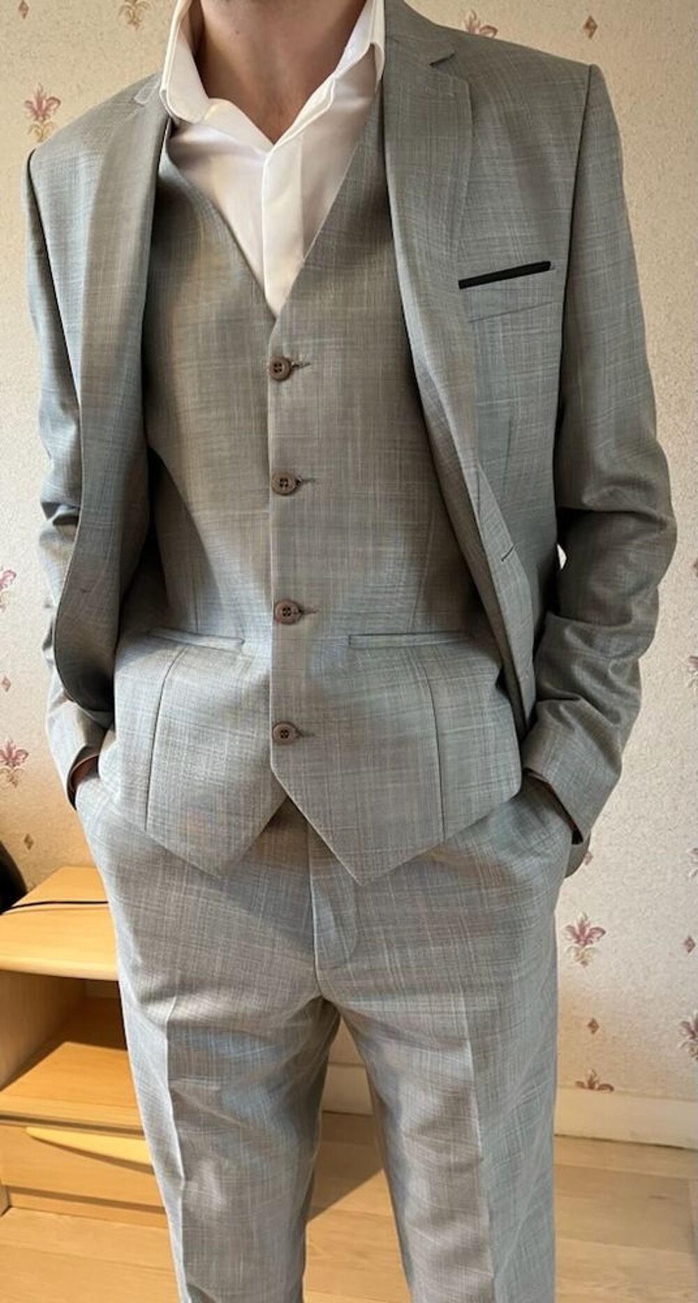 Costume 3 pi&egrave;ces neuf Vtements
