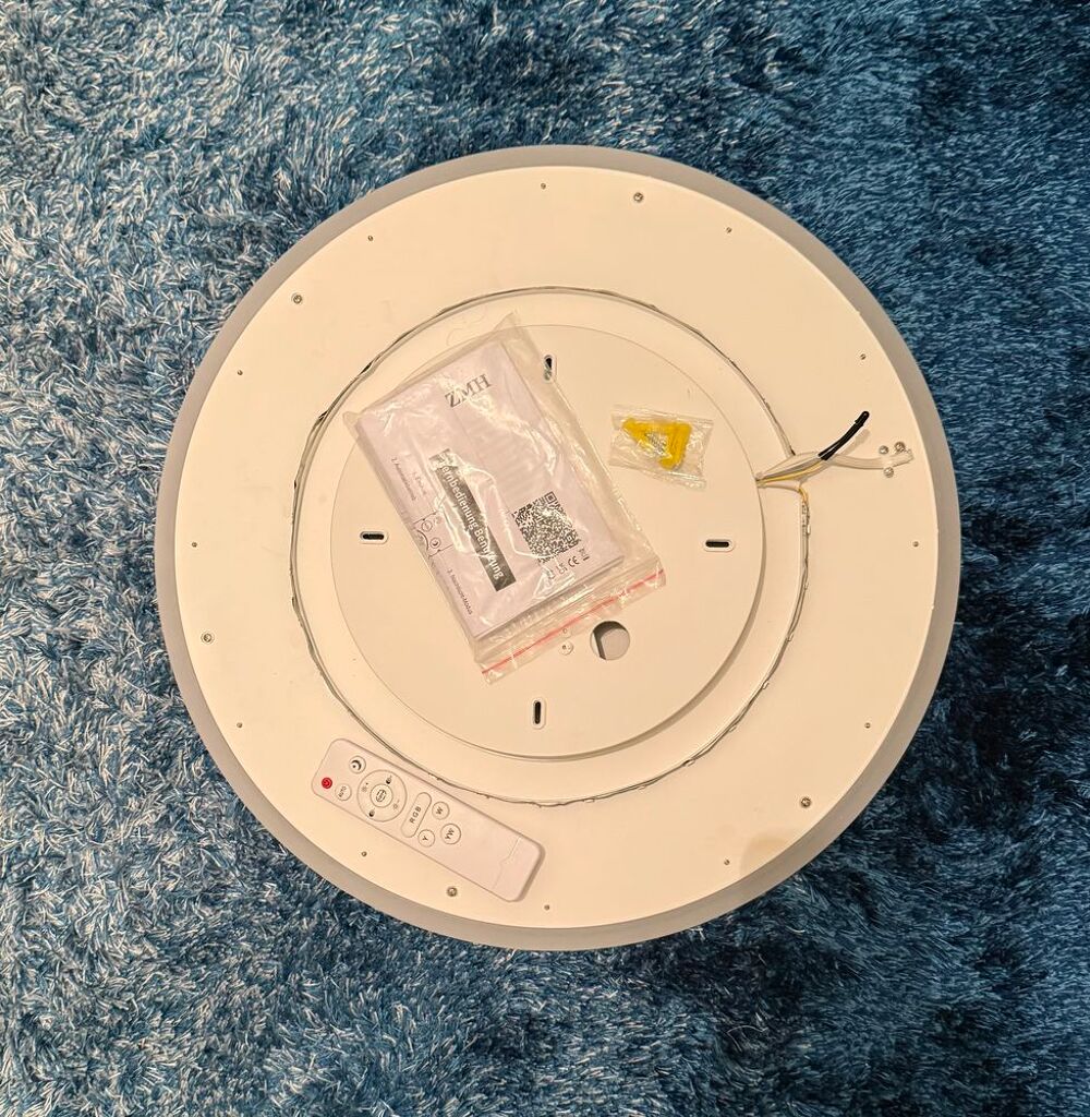 Plafonnier design et versatile avec sa t&eacute;l&eacute;commande Décoration
