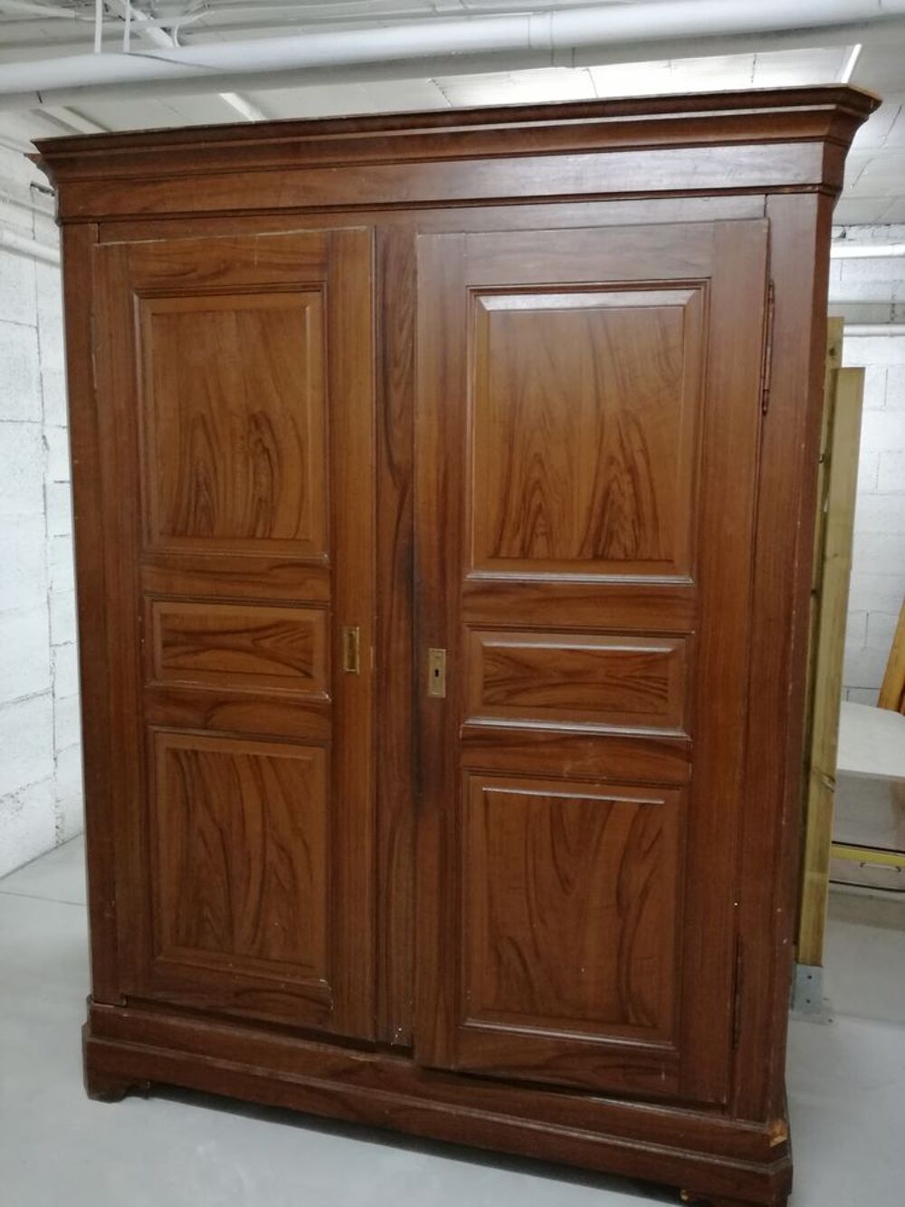 Armoire en pin fonc&eacute;e Meubles
