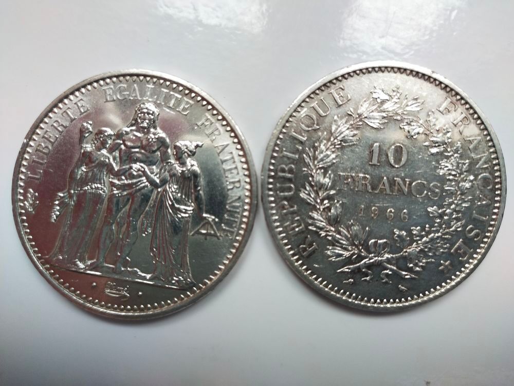 1 pi&egrave;ce de 10 francs fran&ccedil;aise en argent ann&eacute;e 1966 . 