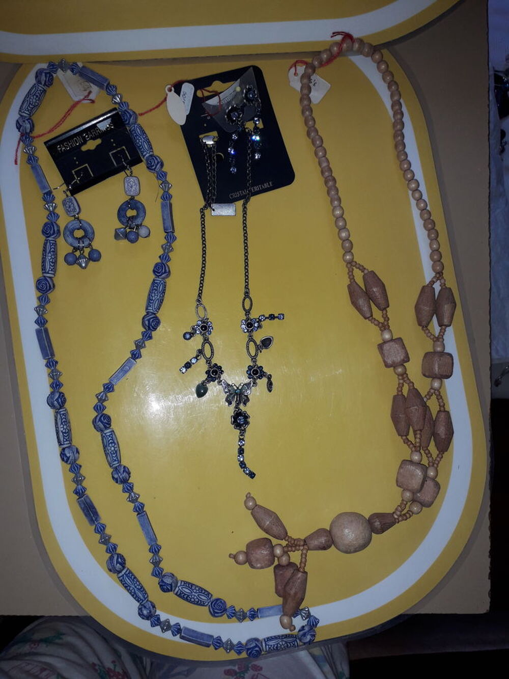 BIJOUX FANTAISIES Lot N&deg; 11
Bijoux et montres