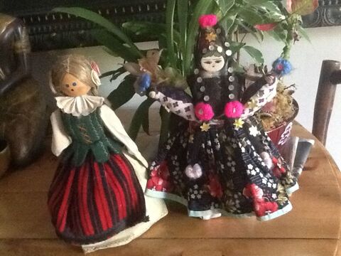 Cadeau, 2 poupes en bois (folklore tranger) collection 6 Mouxy (73)