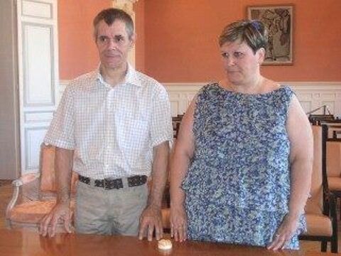 COUPLE CHERCHE GARDIENNAGE LOCAUX MAIRIE OU PARTICULIERS. 0 76360 Barentin