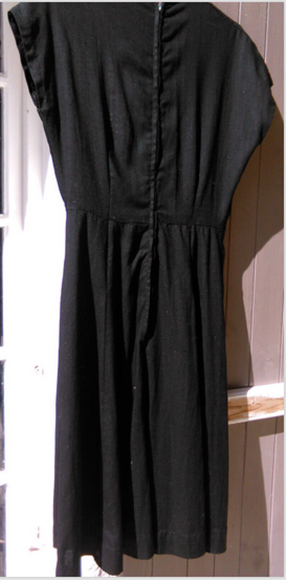 Vintage Robe "Henry A La Pens&eacute;e" authentique haut ajour&eacute; 