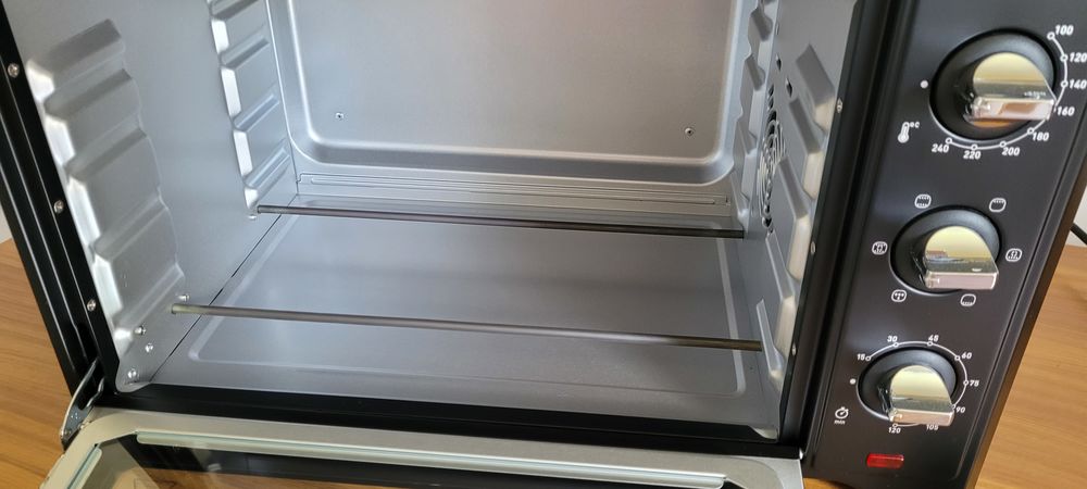 Four 33L.1600w Moulinex Jamais utilis&eacute;. Cause double emploi Electroménager