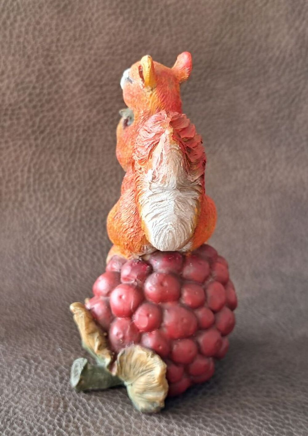  &eacute;cureuil en r&eacute;sine sur une m&ucirc;re g&eacute;ante 
figurine Décoration