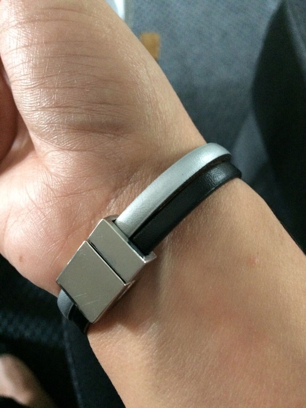 bracelet en cuir argent&eacute; et noir Bijoux et montres