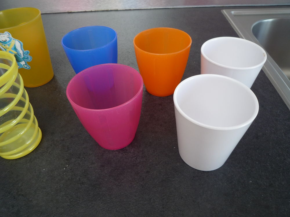 Couverts - Pot - Assiettes - Gobelets. Puriculture