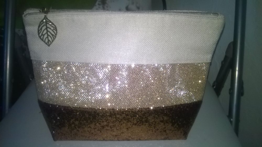 Pochette Clarins 
paillet&eacute;e 
Pour maquillage,sorties 
Maroquinerie
