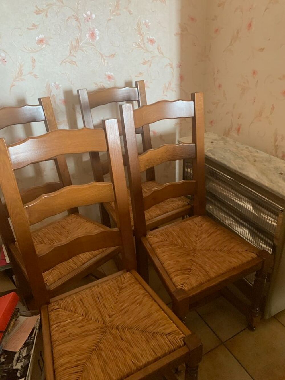 Ensemble salle &agrave; manger en ch&ecirc;ne massif." Meubles