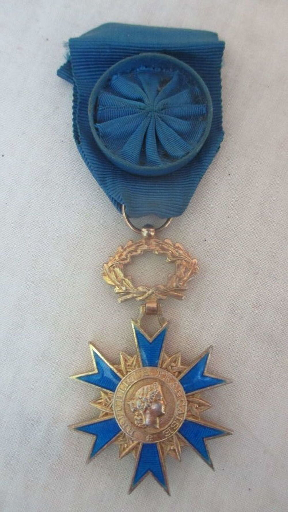 m&eacute;daille. 
