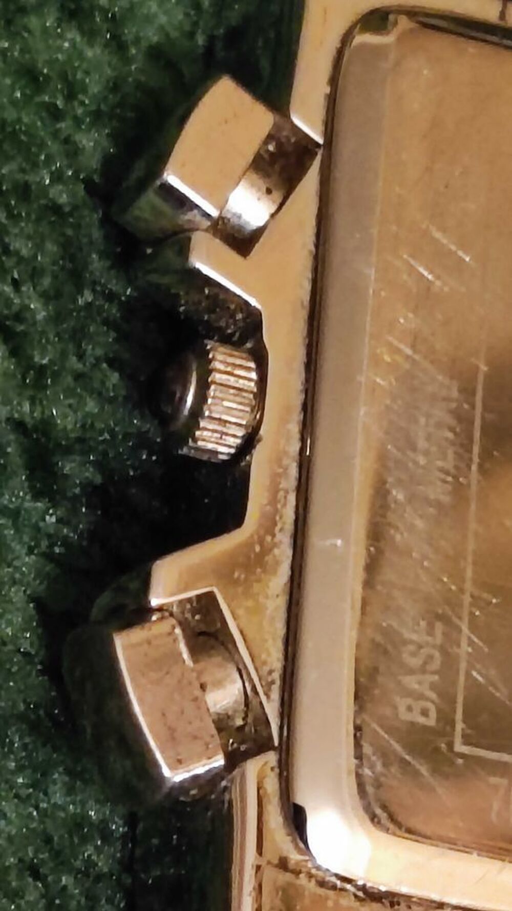 Montre vintage d'Anne Klein avec deux minuscules diamants sur chaque c&ocirc;t&eacute; du cadran, mouvement suisse, bo&icirc;tier acier. Bijoux et montres