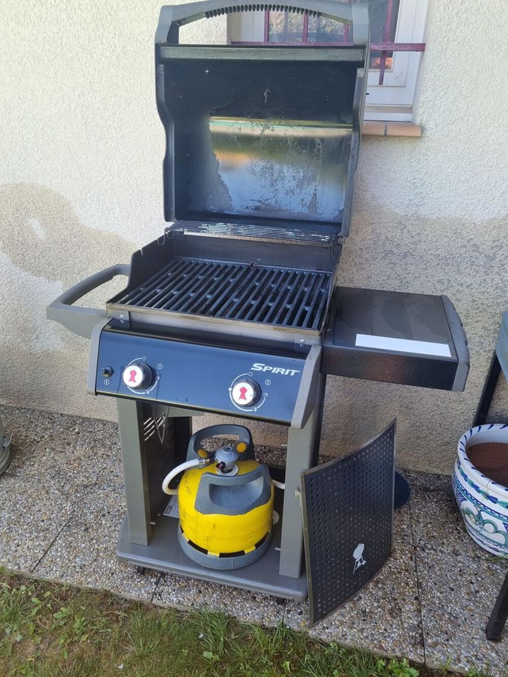 Barbecue &agrave; gaz WEBER.
Jardin