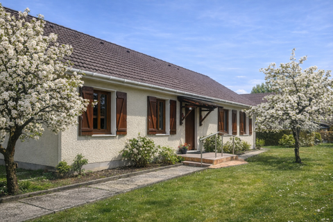   En exclusivit�, maison de plain-pied (93 m2) - 3 chambres � v�randa � garage double � terrain 700 m� � DPE D � proche BourgtherouldeLe titre de votre annonce Maison - 5 pi�ce(s) - 93 m�