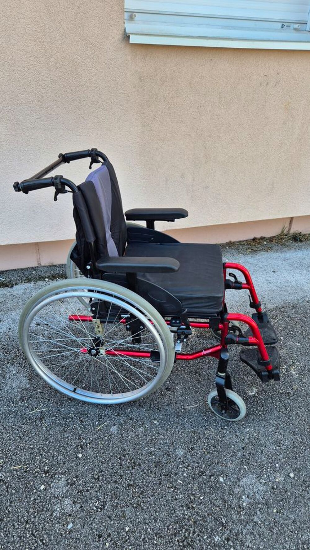 Fauteuil roulant manuel pliable rouge INVACARE Jardin
