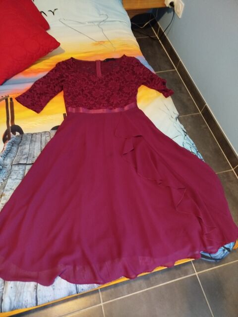 Robe bordeaux mi-longue avec dentelle 10 Bziers (34)