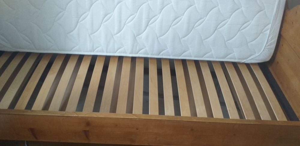 Lit en bois &agrave; lattes avec sommier et table de chevet Mobilier enfants
