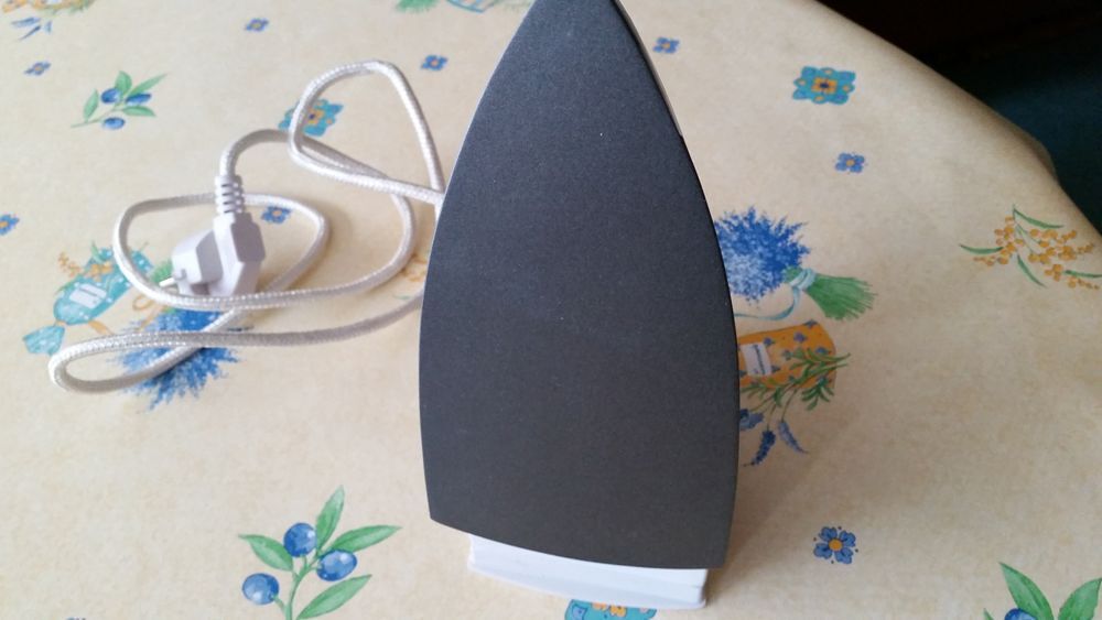 Fer a repasser Luxelle sans vapeur Electroménager