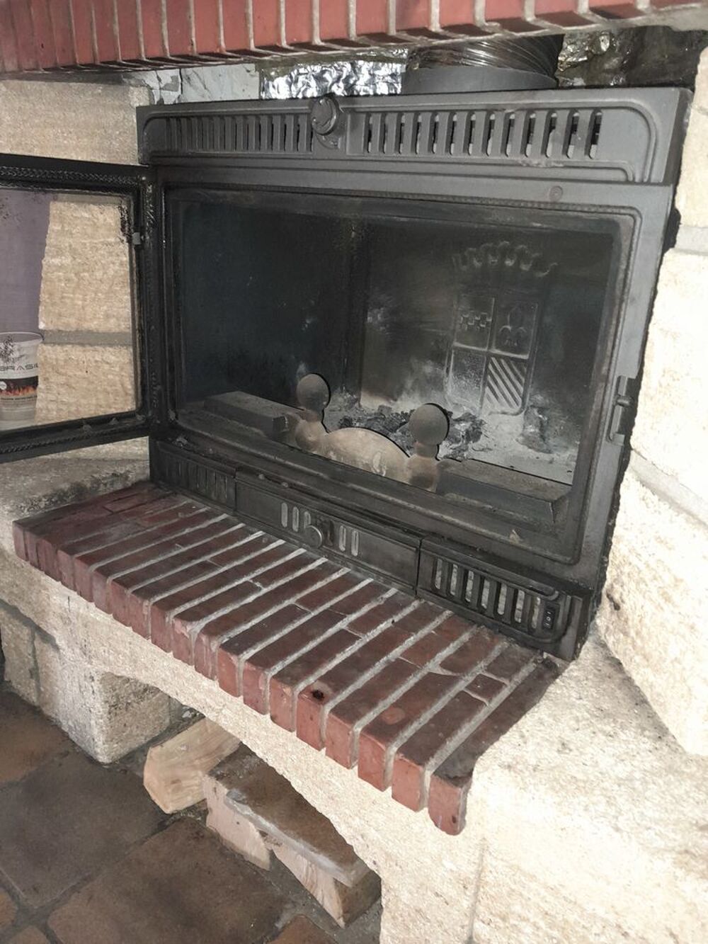 Belle chemin&eacute;e traditionnelle avec insert
Décoration