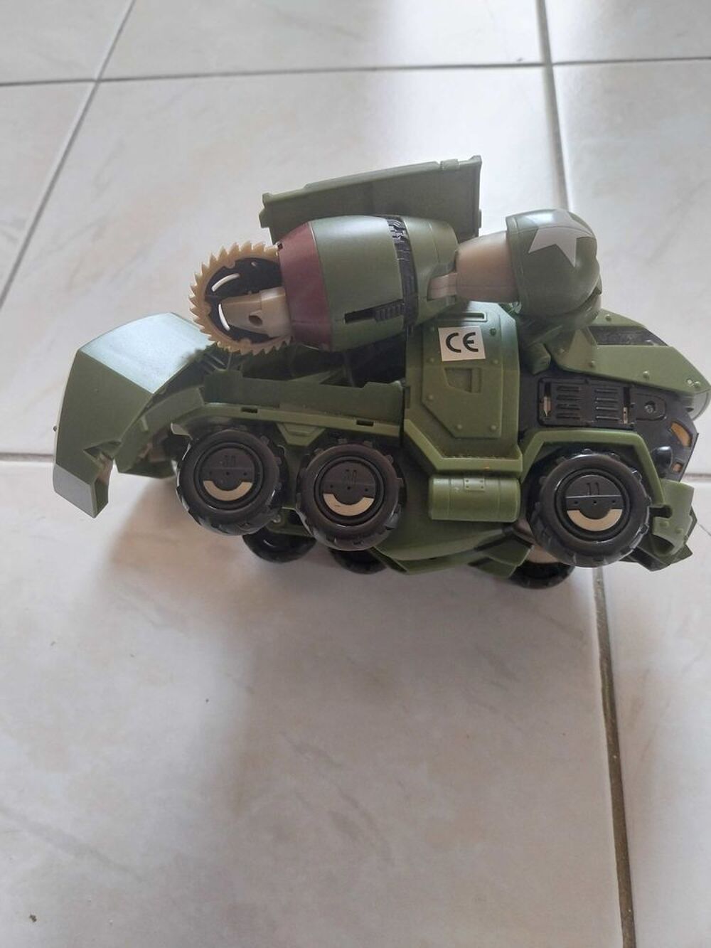 Transformers Robot camion arm&eacute;e. 