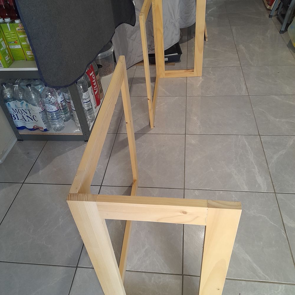 plateau de bureau et tr&eacute;teaux en bois. Meubles