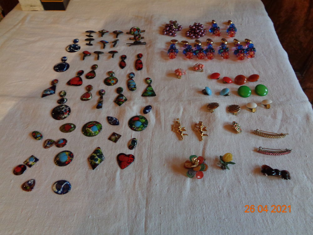 LOT BIJOUX VINTAGE ET EMAUX Bijoux et montres