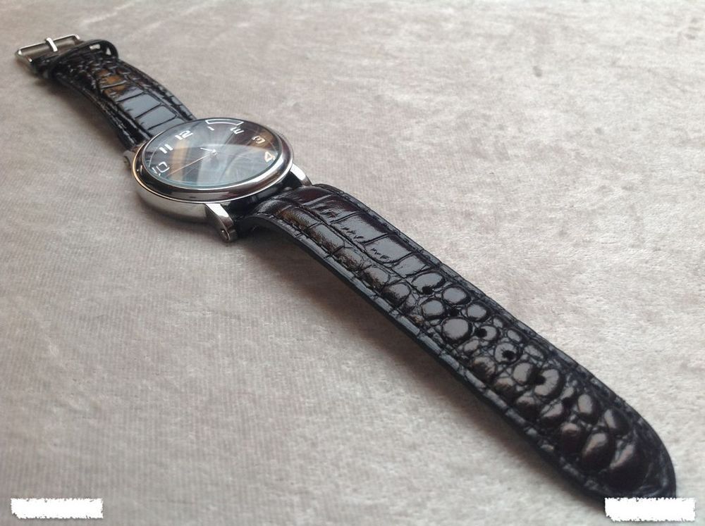 BRACELET EN CUIR NOIR &Eacute;TAT NEUF BARRETTES 20mm
Bijoux et montres