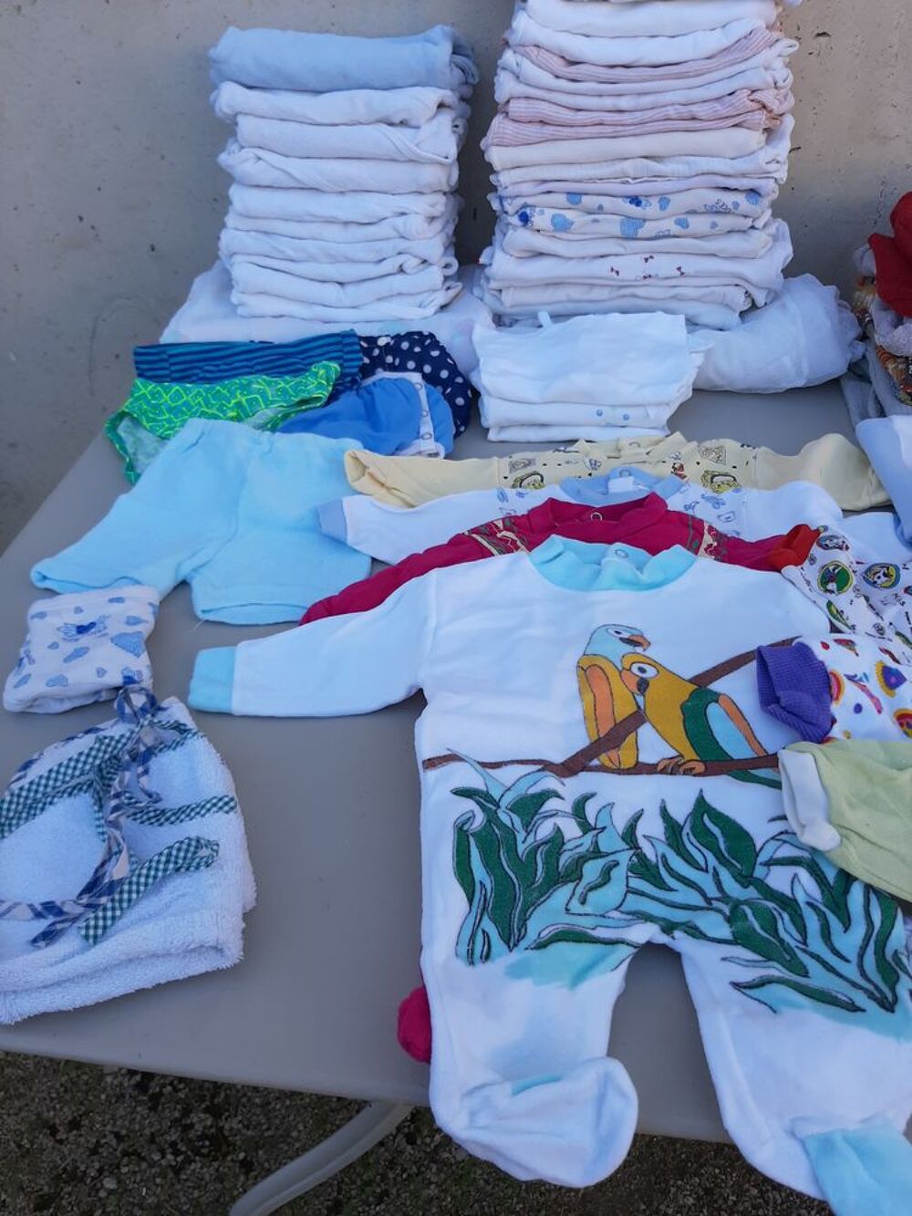 V&ecirc;tements enfants et lit en bois Puériculture