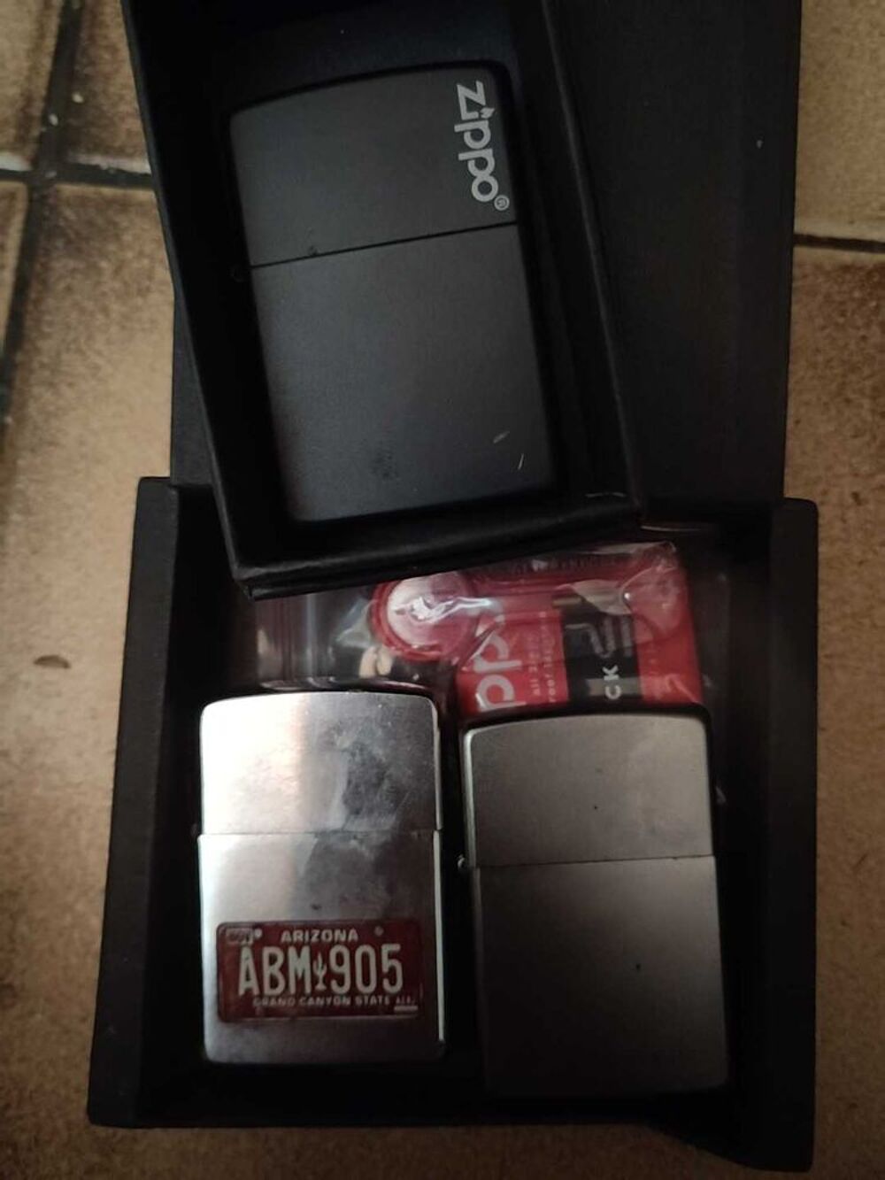 lot Zippo avec bo&icirc;tes 